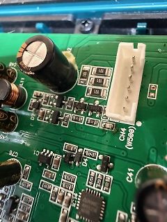 Nahaufnahme einer Leiterplatte mit elektronischen Bauteilen