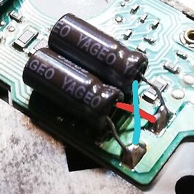 Zwei Elektrolytkondensatoren auf einer Leiterplatte