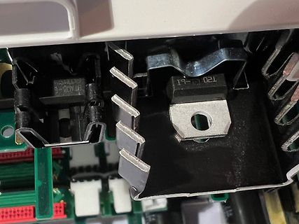 Nahaufnahme eines elektronischen Bauteils in einem Metallgehäuse