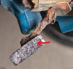 Defektes Bauteil mit korrodiertem Anschluss