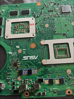 Nahaufnahme einer grünen Leiterplatte mit ASUS-Logo