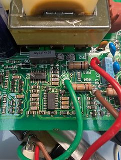 Nahaufnahme einer bestückten Leiterplatte mit elektronischen Bauteilen