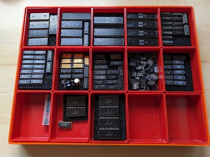 Sortiment an integrierten Schaltkreisen in einer Kunststoffbox