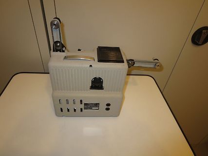 Labornetzteil auf Tisch