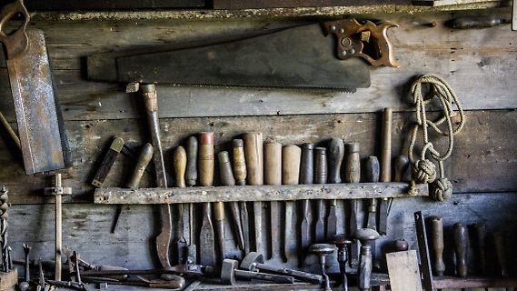 Diverse Holzbearbeitungswerkzeuge in einer Werkstatt
