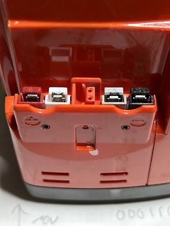 Anschlussbuchsen eines orangefarbenen Gehäuses