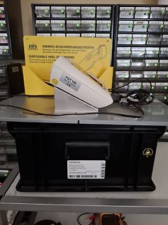 Elektronikwerkstatt mit Bauteilladen und Messgerät
