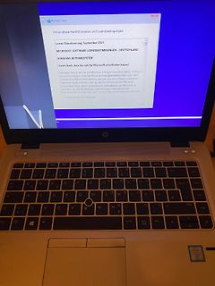 Foto eines Laptops mit Windows-Setup-Bildschirm