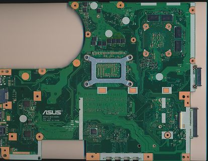Grüne Hauptplatine eines ASUS Laptops