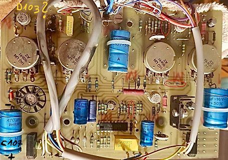 Bestückte Leiterplatte mit Elektrolytkondensatoren und IC