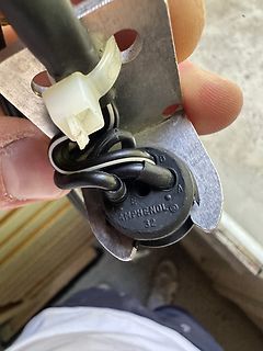 Elektrischer Stecker mit Amphenol Beschriftung