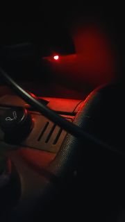 Dunkles Foto eines Geräts mit roter LED