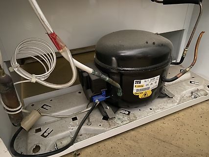 Kompressor eines Kühlschranks mit Leitungen