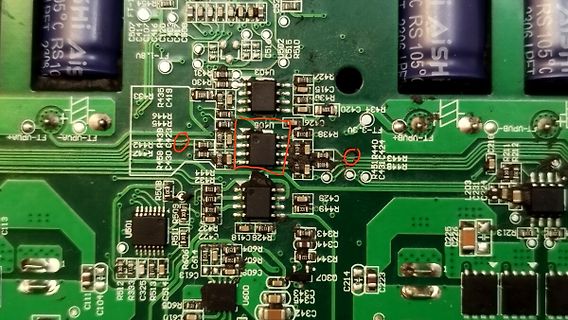 Nahaufnahme einer grünen Leiterplatte mit SMD-Bauteilen