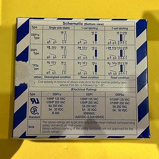 Verpackung mit Schaltplan und technischen Daten eines Relais