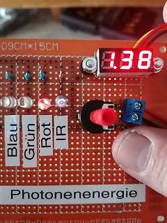 Leiterplatte mit 7-Segment-Anzeige und LEDs