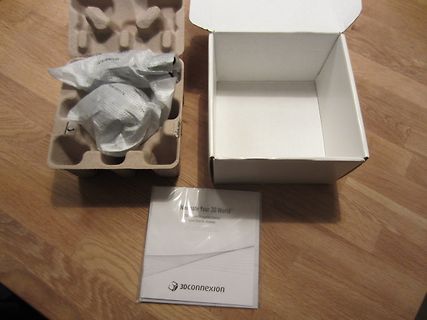 3Dconnexion Verpackung und Anleitung auf Holztisch