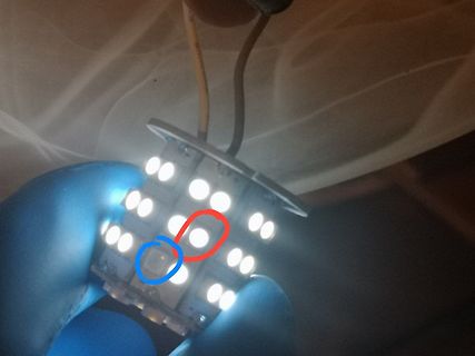 LED-Matrix mit blauen Handschuhen