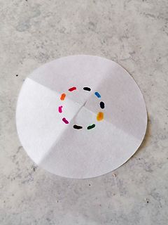 Buntes Farbmuster auf weißem Papier