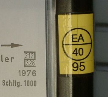 Ausschnitt eines Typenschilds und Beschriftung