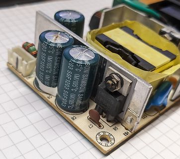 Aufgebaute Leiterplatte eines Netzteils mit Elektrolytkondensatoren