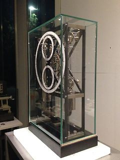 Mechanische Uhr in Glasvitrine