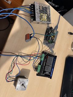 Elektronik-Aufbau mit Netzteil, Arduino und Motortreiber