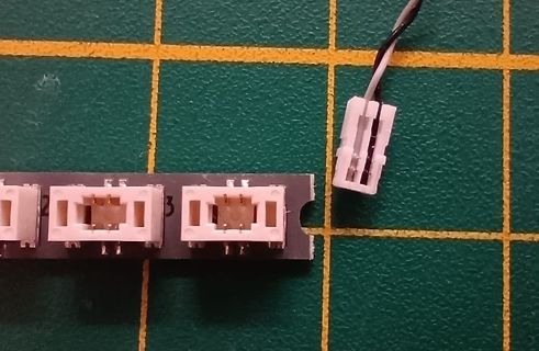 Steckverbinder auf Leiterplatte und Kabel mit JST-Stecker