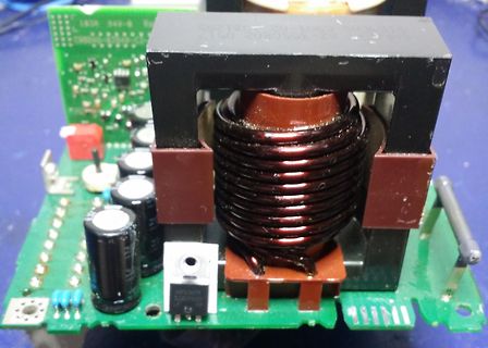 Leiterplatte mit Transformator und Elektrolytkondensatoren