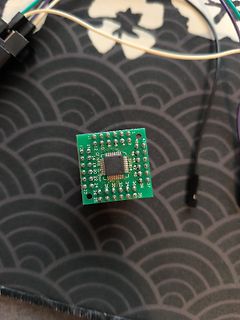 Grüne Leiterplatte mit IC und Lötpads