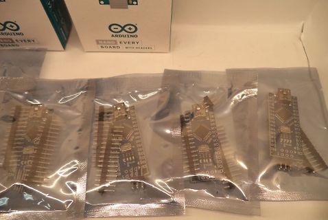 Vier Arduino Nano Every Boards in Plastikverpackung