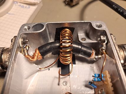 Geöffnetes Gehäuse mit Drahtspule und Koaxialkabel