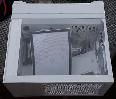 Weißes PC-Gehäuse mit Sichtfenster