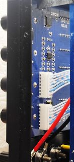 Detailaufnahme einer blauen Leiterplatte mit Modul