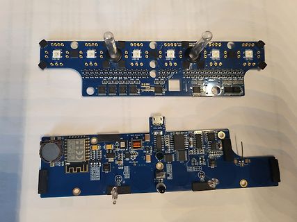 Zwei blaue Leiterplatten mit elektronischen Bauteilen
