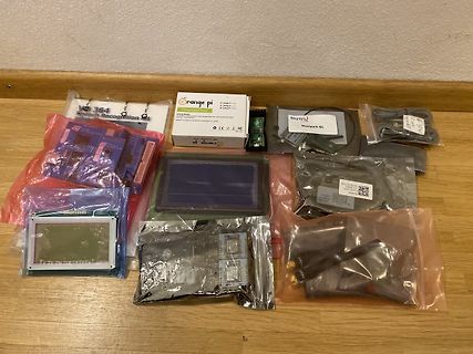 Verschiedene Elektronikkomponenten und Zubehör in Plastikbeuteln
