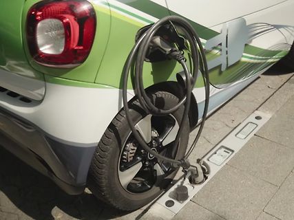 Elektroauto beim Aufladen an einer Ladesäule