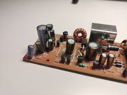 Foto einer bestückten Leiterplatte mit elektronischen Bauteilen