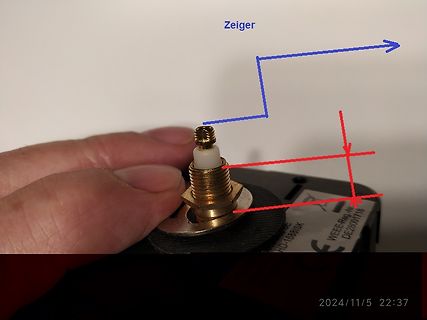 Hand hält Bauteil mit Zeichnung