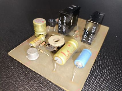 Bestückte Leiterplatte mit Elektrolytkondensatoren und Transformatoren