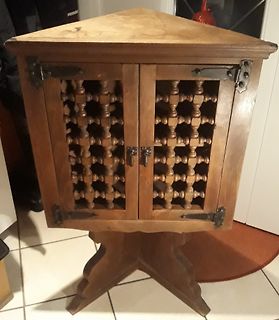 Holzschrank mit Weinregal-Einsatz