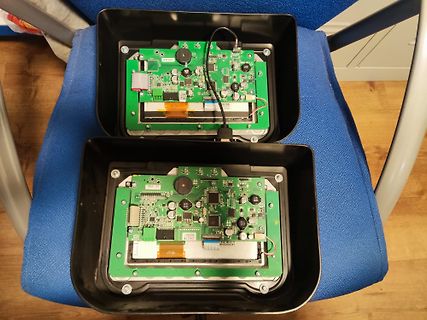 Zwei geöffnete Gehäuse mit eingebauten Leiterplatten