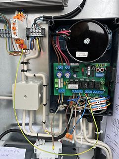 Elektrischer Schaltschrank mit Platine und Verkabelung