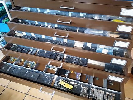 Offene Schubladen mit elektronischen Bauteilen