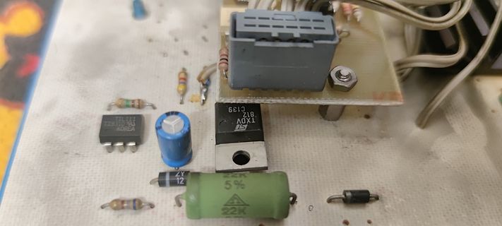 Elektronische Bauteile und Leiterplatte