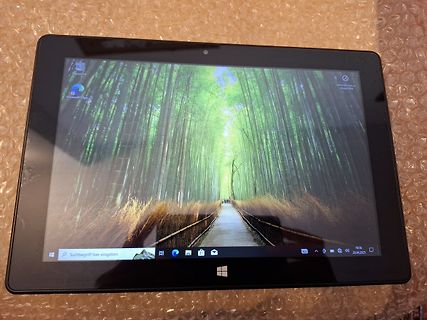 Abfotografierter Tablet-Bildschirm mit Windows-Desktop