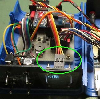 Elektronikaufbau mit Steckverbindungen und Kabeln