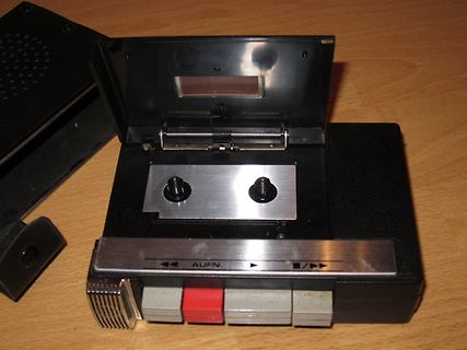 Offener Kassettenrekorder mit Audiokassette