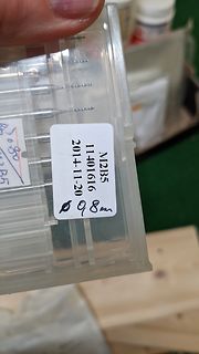 Beschriftetes Kunststoffgehäuse mit Bauteilen