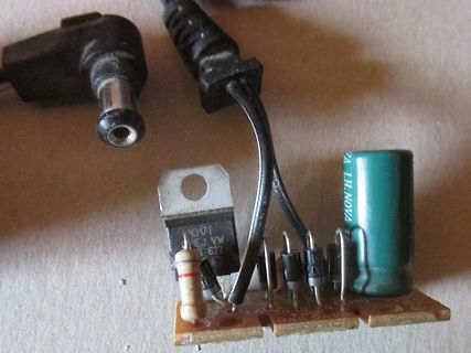 Leiterplatte mit Spannungsregler und Elektrolytkondensator